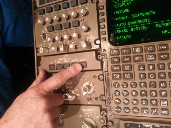 Shramveerbharat news Intresting facts: जानते हैं! हवाई जहाज में भी हॉर्न होता है... यह भी समझिए इसे क्यों लगाया जाता है अब आप सोच रहे होंगे कि हवाई जहाज के रास्ते में न कोई जाम लगता और न उसके रास्ते में कोई आता है, फिर उसमें हॉर्न की क्या जरूरत? दरअसल, किसी भी आम वाहन के जैसे हवाई जहाज में भी हॉर्न की जरूरत पड़ती है. प्लेन में हॉर्न का इस्तेमाल ग्राउंड इंजीनियर और स्टाफ से संपर्क साधने और उन्हें किसी तरह के खतरे से सावधान करने के लिए किया जाता है. उड़ान से पहले अगर हवाई जहाज में कोई खराबी आ जाए या फिर कोई इमरजेंसी हो तो प्लेन के अंदर बैठा पायलट इस हॉर्न को बजाकर ग्राउंड इंजीनियर को अलर्ट मैसेज भेज सकता है. इस हॉर्न का बटन भी बाकी बटनों की तरह प्लेन के कॉकपिट पर होता है. हालांकि, यह अन्य बटनों की तरह ही होने की वजह से ढूंढना थोड़ा मुश्किल है. हॉर्न वाले बटन की पहचान के लिए इसके ऊपर 'जीएनडी' (GND) यानी ग्राउंड लिखा होता है. जिसे दबाने पर साइरन जैसी आवाज निकलती है और प्लेन का अलर्ट सिस्टम चालू हो जाता है. प्लेन में ऑटोमैटिक हॉर्न भी होते हैं. अगर प्लेन के सिस्टम में किसी भी तरह की खराबी आ जाती है या फिर आग लग जाती है तो ये हॉर्न अपने आप ही बजने लगते हैं. खास बात यह है कि अलग-अलग तरह की खराबी आने पर हॉर्न की आवाज भी अलग-अलग ही आती है. इससे एयरक्राफ्ट इंजीनियर को यह पता लगाने में आसानी होती है कि जहाज के किस हिस्से में खराबी आई है. उड़ान भरते समय पायलट ये हॉर्न नहीं बजा सकता है, क्योंकि उस समय जहाज का वार्निंग सिस्टम बंद कर दिया जाता है.Intresting facts: जानते हैं! हवाई जहाज में भी हॉर्न होता है... यह भी समझिए इसे क्यों लगाया जाता है Shramveerbharat news Intresting facts: जानते हैं! हवाई जहाज में भी हॉर्न होता है... यह भी समझिए इसे क्यों लगाया जाता है अब आप सोच रहे होंगे कि हवाई जहाज के रास्ते में न कोई जाम लगता और न उसके रास्ते में कोई आता है, फिर उसमें हॉर्न की क्या जरूरत? दरअसल, किसी भी आम वाहन के जैसे हवाई जहाज में भी हॉर्न की जरूरत पड़ती है. प्लेन में हॉर्न का इस्तेमाल ग्राउंड इंजीनियर और स्टाफ से संपर्क साधने और उन्हें किसी तरह के खतरे से सावधान करने के लिए किया जाता है. उड़ान से पहले अगर हवाई जहाज में कोई खराबी आ जाए या फिर कोई इमरजेंसी हो तो प्लेन के अंदर बैठा पायलट इस हॉर्न को बजाकर ग्राउंड इंजीनियर को अलर्ट मैसेज भेज सकता है. इस हॉर्न का बटन भी बाकी बटनों की तरह प्लेन के कॉकपिट पर होता है. हालांकि, यह अन्य बटनों की तरह ही होने की वजह से ढूंढना थोड़ा मुश्किल है. हॉर्न वाले बटन की पहचान के लिए इसके ऊपर 'जीएनडी' (GND) यानी ग्राउंड लिखा होता है. जिसे दबाने पर साइरन जैसी आवाज निकलती है और प्लेन का अलर्ट सिस्टम चालू हो जाता है. प्लेन में ऑटोमैटिक हॉर्न भी होते हैं. अगर प्लेन के सिस्टम में किसी भी तरह की खराबी आ जाती है या फिर आग लग जाती है तो ये हॉर्न अपने आप ही बजने लगते हैं. खास बात यह है कि अलग-अलग तरह की खराबी आने पर हॉर्न की आवाज भी अलग-अलग ही आती है. इससे एयरक्राफ्ट इंजीनियर को यह पता लगाने में आसानी होती है कि जहाज के किस हिस्से में खराबी आई है. उड़ान भरते समय पायलट ये हॉर्न नहीं बजा सकता है, क्योंकि उस समय जहाज का वार्निंग सिस्टम बंद कर दिया जाता है. Intresting facts: जानते हैं! हवाई जहाज में भी हॉर्न होता है... यह भी समझिए इसे क्यों लगाया जाता है