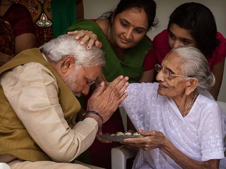 Narendra Modi Mother Heeraben Modi demise Heeraben modi profile Heeraben Modi Demise: घरखर्च भागवण्यासाठी करायच्या सूत कातण्याचे काम, जाणून घ्या  हिराबेन मोदी यांच्या संघर्षाची कहाणी