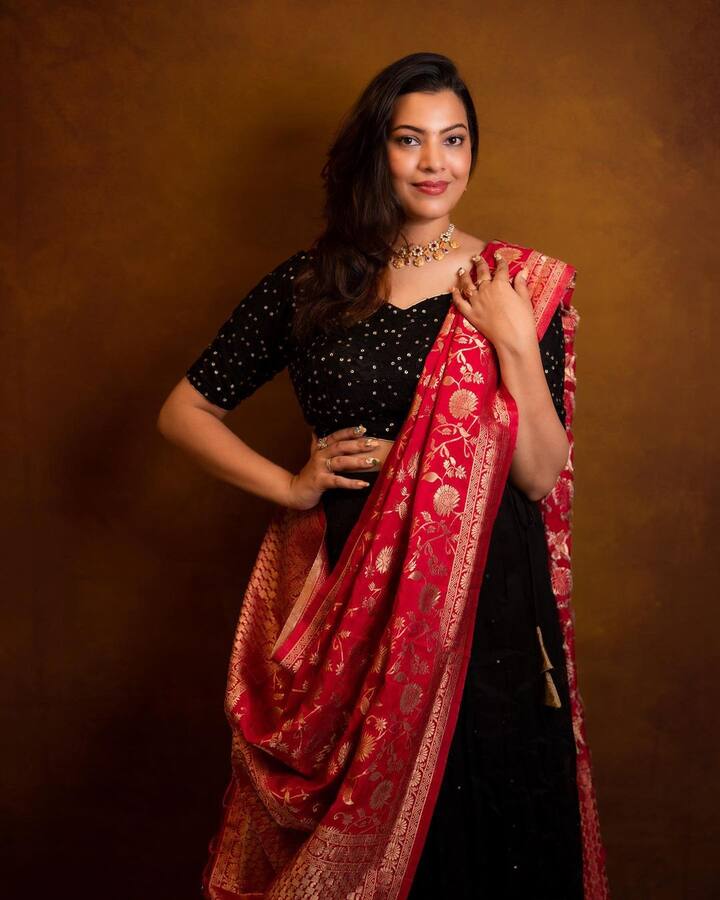 గాయకురాలిగానే కాకుండా కంపోజర్‌గా, డబ్బింగ్ ఆర్టిస్ట్ గా కూడా పనిచేసింది. Image Credit: Geetha Madhuri/Instagram