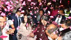 Anant Ambani: বিমানবন্দরে মুকেশ অম্বানির পরিবার, পুষ্পবৃষ্টিতে স্বাগত জানানো হল অনন্ত ও রাধিকাকে