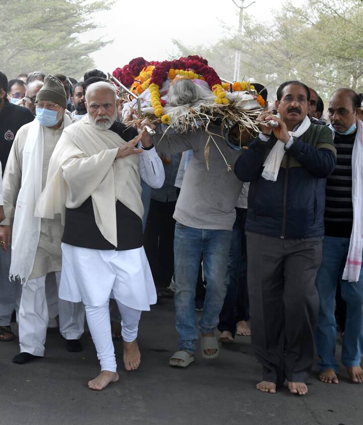 आईच्या निधनानंतर पंतप्रधान नरेंद्र मोदींनी ट्विटरवरून शोक व्यक्त करत श्रद्धांजली वाहिली आहे. आईमध्ये नेहमीच एका त्रिमूर्तीचा भास व्हायचा असं मोदींनी आपल्या ट्वीटमध्ये म्हटलं आहे.