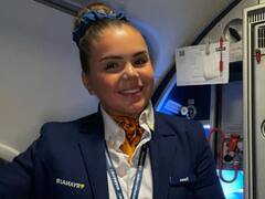 Flight attendant: खूबसूरत फ्लाइट अटेंडेंट को देख आहें भरते हैं लोग, पैसेंजर ने डेट का दिया ऑफर-  देखें तस्वीरें