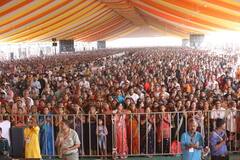 Nashik Shivpuran Katha : 5 लाखांहून अधिक भाविक, 25 क्विंटलची दालबट्टी, गर्दीचा व्हिडिओ पाहून थक्क व्हाल!