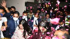 Anant Ambani: বিমানবন্দরে মুকেশ অম্বানির পরিবার, পুষ্পবৃষ্টিতে স্বাগত জানানো হল অনন্ত ও রাধিকাকে