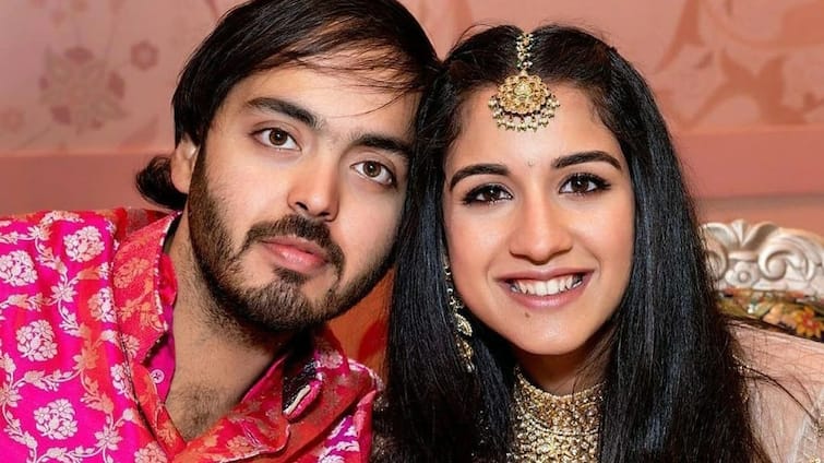 anant-ambani-radhika-merchant-engagement-party-hosted-in-ambani-residence-antilia-shah-ruk-kkhan-to-ranbir-kapoor-alia-bhatt-attended Anant Ambani Radhika Merchant: ਅਨੰਤ ਅੰਬਾਨੀ ਰਾਧਿਕਾ ਮਰਚੈਂਟ ਦੀ ਮੰਗਣੀ ਦੇ ਜਸ਼ਨ 'ਚ ਬਾਲੀਵੁੱਡ ਸਿਤਾਰਿਆਂ ਨੇ ਕੀਤੀ ਸ਼ਿਰਕਤ, ਦੇਖੋ ਵੀਡੀਓ