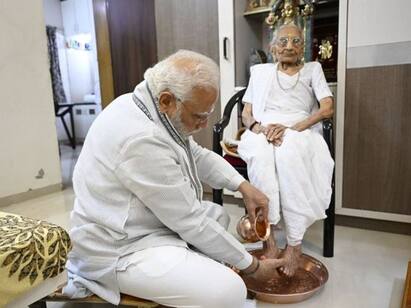 વડાપ્રધાન નરેન્દ્ર મોદીના માતા હીરાબાનું 100 વર્ષની વયે નિધન થયું છે. શુક્રવારે સવારે 3.30 કલાકે અમદાવાદની હોસ્પિટલમાં તેમણે અંતિમ શ્વાસ લીધા હતા. પીએમ મોદી તેમની માતાને ખૂબ જ પ્રેમ કરતા હતા.