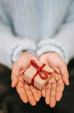 Happy New Year 2023: কম খরচে দারুণ উপহার, নতুন বছরে প্রিয়জনদের হাতে তুলে দিন এগুলো