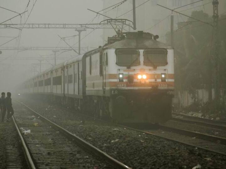 Indian Railways How to book group reservation ticket be simple way Foe New Year Travel  Indian Railways: नए साल पर दोस्तों के साथ घूमने का है प्लान, जानिए बिना परेशानी कैसे कराएं ग्रुप रिजर्वेशन?  