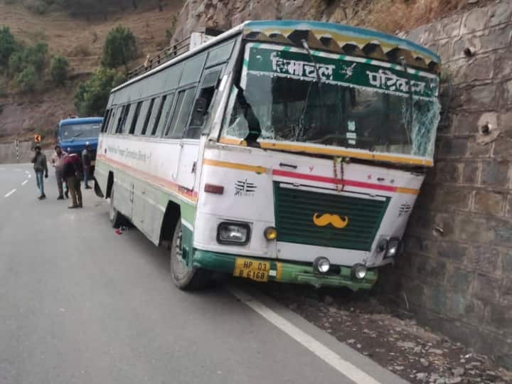 Himachal Pradesh Solan HRTC Bus Accident Passengers Accused Driver Conductor Negligence ANN Himachal Pradesh: सोलन में HRTC बस दुर्घटनाग्रस्त, यात्रियों ने ड्राइवर-कंडक्टर पर लगाए लापरवाही के आरोप