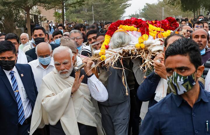 अतीव दु:खाच्या काळातही पंतप्रधानांनी जी कर्तव्य तत्परता दाखवली तीही आदर्श अशीच म्हणावी लागेल. कर्मयोग्याप्रमाणे पंतप्रधान आज आपली सारी कर्तव्य पार पडताना दिसले.