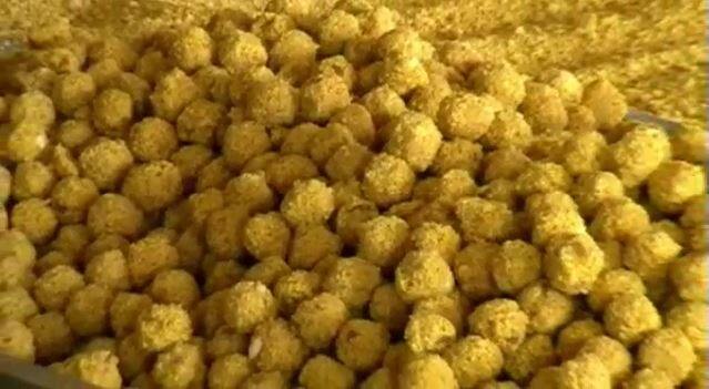 अतिरिक्त भोजन व्यवस्थेसह साई भक्तांसाठी तब्बल 9 टन बुंदीचा लाडू प्रसाद बनवण्यात आला आहे.