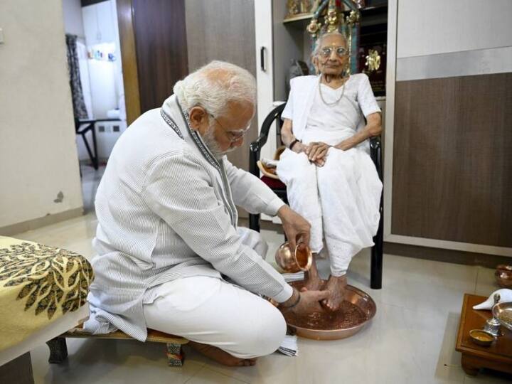 PM Narendra Modi wrote emotional blog on Mother Heeraben Heeraba 100th Birthday said Maa not just a word PM Modi Mother Heeraba: 'मां केवल शब्द नहीं...' हीराबेन मोदी के 100वें जन्मदिन पर PM मोदी ने लिखा था ये भावुक ब्लॉग