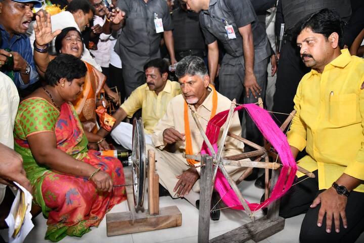 నూలు దారం రాట్నంతో చంద్రబాబు, పక్కన మాజీ మంత్రి కొల్లు రవీంద్ర