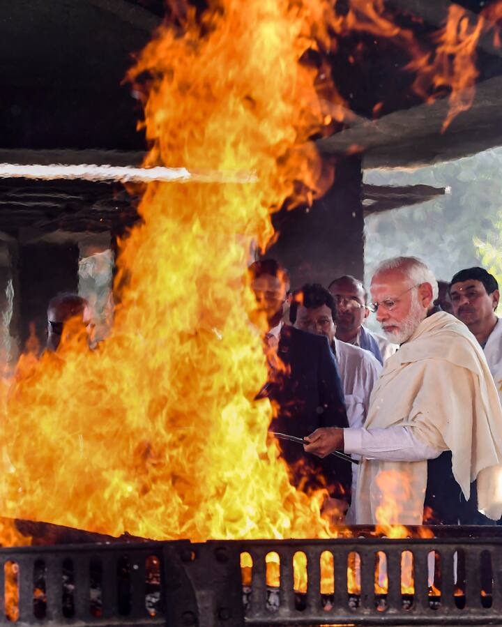 आईच्या पार्थिवाला मुखाग्नी देताना पंतप्रधान नरेंद्र मोदी यांचे डोळे पाणावले होते..