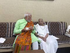 नरेंद्र मोदी के शपथ ग्रहण में पाकिस्तान को भेजा गया था न्योता, नवाज शरीफ ने रिटर्न में हीराबेन के लिए गिफ्ट में भेजी साड़ी