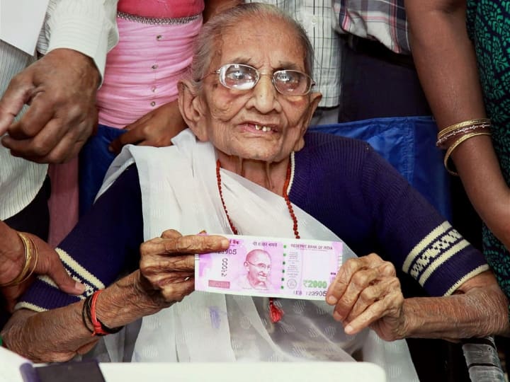 पीएम नरेंद्र मोदी की मां हमेशा उन्हें समर्थन करती थीं, नवंबर 2016 में हीराबेन ने अपने बेटे के नोटबंदी के फैसले का समर्थन करते हुए एटीएम की कतार में भी खड़ी नजर आईं थीं.