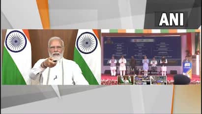 PM Narendra Modi : कर्मयोग्याप्रमाणे पंतप्रधान आज आपली सारी कर्तव्य पार पडताना दिसले. दु:खाच्या प्रसंगातही पंतप्रधानांनी त्यांच्या कर्तव्यभावनेचा विसर पडू दिला नाही.