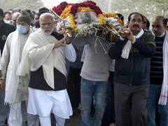 मां हीराबेन के निधन के बाद पीएम मोदी ने दिया कंधा और फिर चल पड़े कर्तव्यपथ पर...