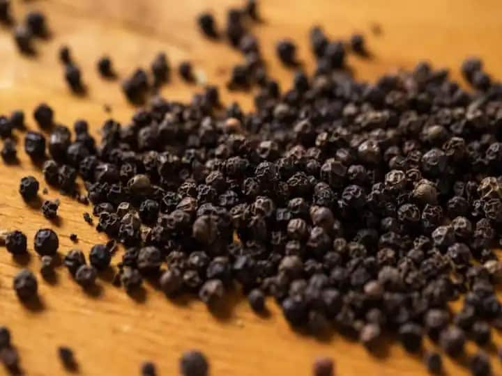 how to use black pepper in winter season to improve immunity marathi news Health Tips : छोट्या काळीमिरीचे आहेत बहुगुणी फायदे; सेवन केल्यास अनेक आजार होतील दूर