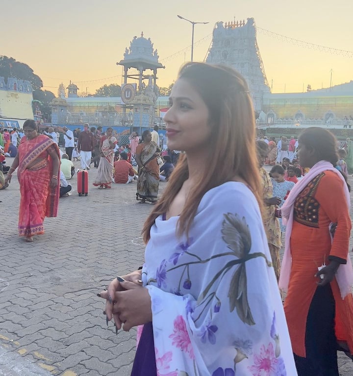 RGVతో బర్త్ డే పార్టీ వేడుకల వీడియోతో ఇనాయ బాగా ఫేమస్ అయ్యింది. ఆ తర్వాత బిగ్ బాస్ లో ఛాన్స్ కొట్టేసింది. Image Credit: Inaya Sultana/Instagram