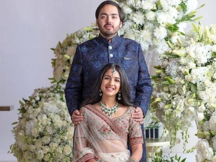 Anant Ambani Radhika Merchant engagement Party hosted in Ambani residence Antilia Shah Ruk Kkhan to Ranbir Kapoor Alia Bhatt attended Anant Ambani-Radhika Merchant की सगाई का एंटिलिया में हुआ जश्न, ग्रैंड पार्टी में SRK से लेकर रणबीर-आलिया तक कई सितारे पहुंचे