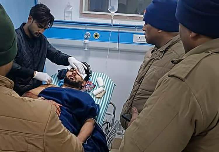 Rishabh Pant Accident uttarakhand Anupam Kher Anil Kapoor met will not shifted another Hospital Rishabh Pant Accident: भीषण सड़क हादसे के बाद अब कैसी है ऋषभ पंत की हालत? करीबी ने दिया अपडेट