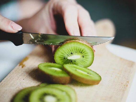 Side Effect Of Kiwi: Kiwi has the same effect as poison for kidney patients, know the side effect Side Effect Of Kiwi: કિડનીના દર્દીઓ માટે ઝેર જેટલી અસર કરે છે કીવી,જાણો સાઈડ ઇફેક્ટ