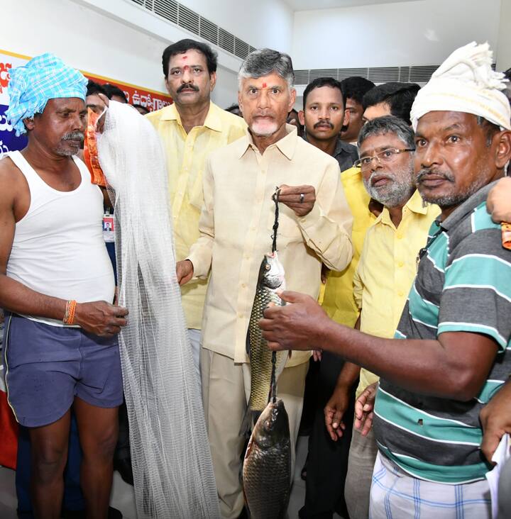 చంద్రబాబుకు చేపను బహుకరించిన మత్స్యకారులు