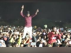 सोलापुरात गौतमी पाटीलचा डान्स पाहायला चाहत्यांची तुफान गर्दी; पाहा फोटो