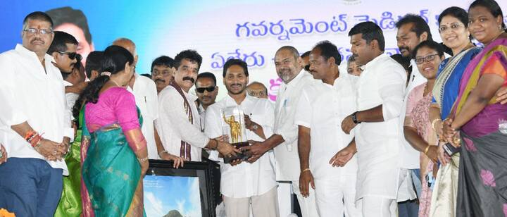 సీఎం జగన్ తో పాటు వేదిక పై సినీ దర్శకుడు ఆర్ నారాయణమూర్తి,