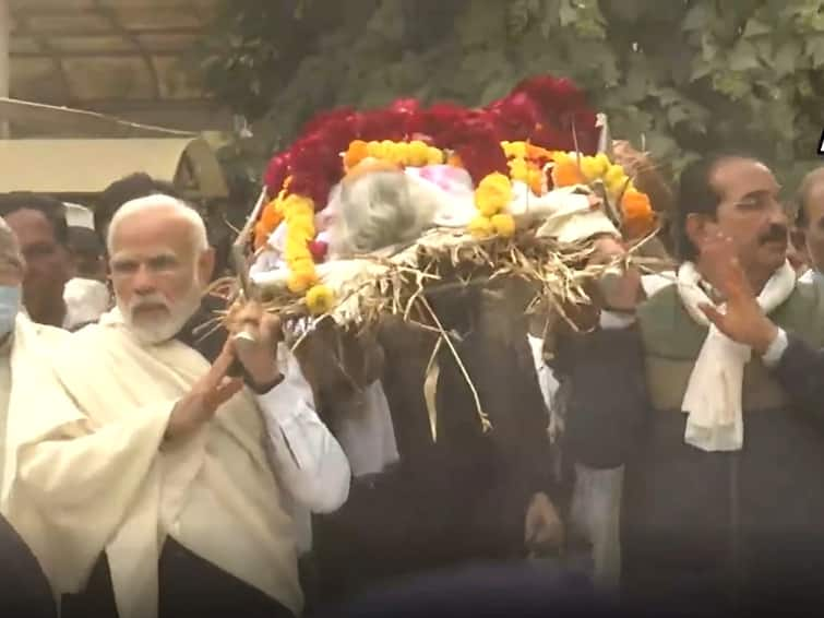 PM Modi Carries Late Mother Heeraben's Remains For Last Rites In Gandhinagar