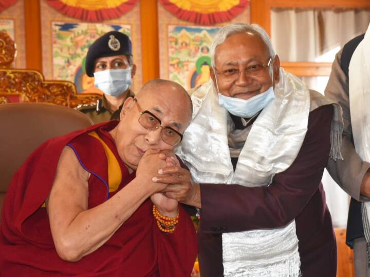 इस तस्वीर में एक तरफ नीतीश कुमार मुस्कुरा रहे हैं वहीं दूसरी ओर दलाई लामा उनकी हाथों को चूम रहे हैं. दोनों की मुलाकात की ये शानदार तस्वीर है.