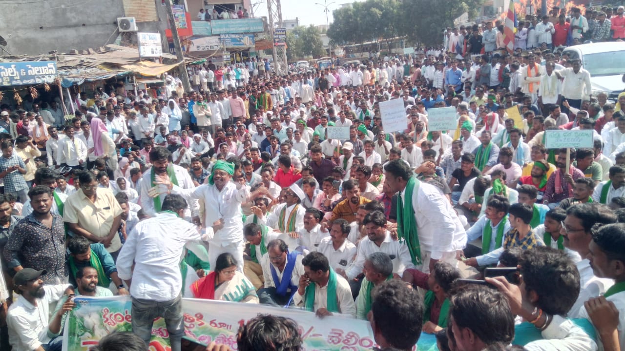 Cotton Farmers Protest: ఆసిఫాబాద్‌ లో పత్తి రైతుల ఆందోళన, గిట్టుబాటు ధర కల్పించాలని డిమాండ్