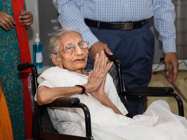 PM Modi Mother Heeraben Dies Neighbors Remembered her simplicity cordial relations Heeraben Modi Dies: 'वो विनम्र और सरल थीं', पीएम मोदी की मां हीराबेन को पड़ोसियों ने कुछ यूं किया याद