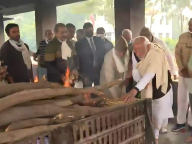 PM Modi's Mother Heeraben Mortal Remains Consigned To Flames In Gandhinagar PM Modi's Mother Heeraben's Mortal Remains Consigned To Flames In Gandhinagar