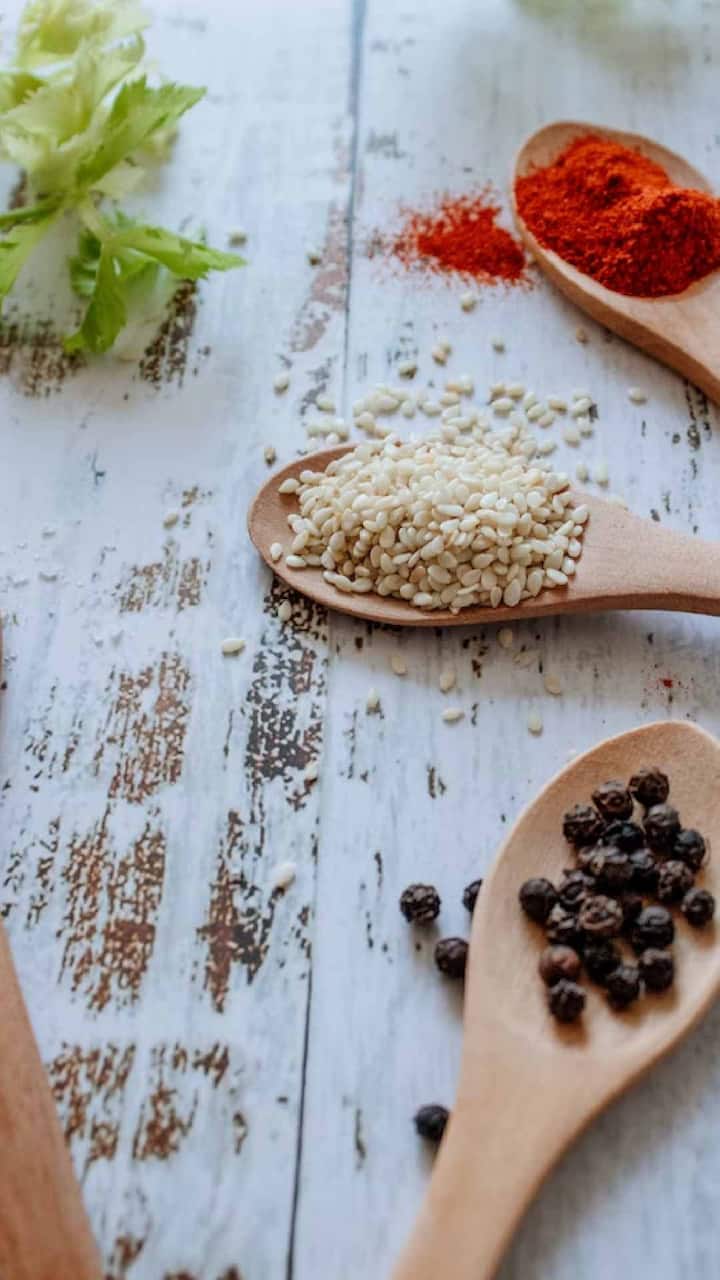 दररोज एक काळी मिरी खाल्ल्याने तुम्ही तुमचे आरोग्य सुधारू शकता आणि प्रतिकारशक्ती वाढवू शकता.