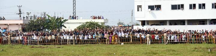 హెలిఫాడ్ వద్ద జగన్ ను చూసేందుకు భారీగా తరలి వచ్చిన అభిమానులు