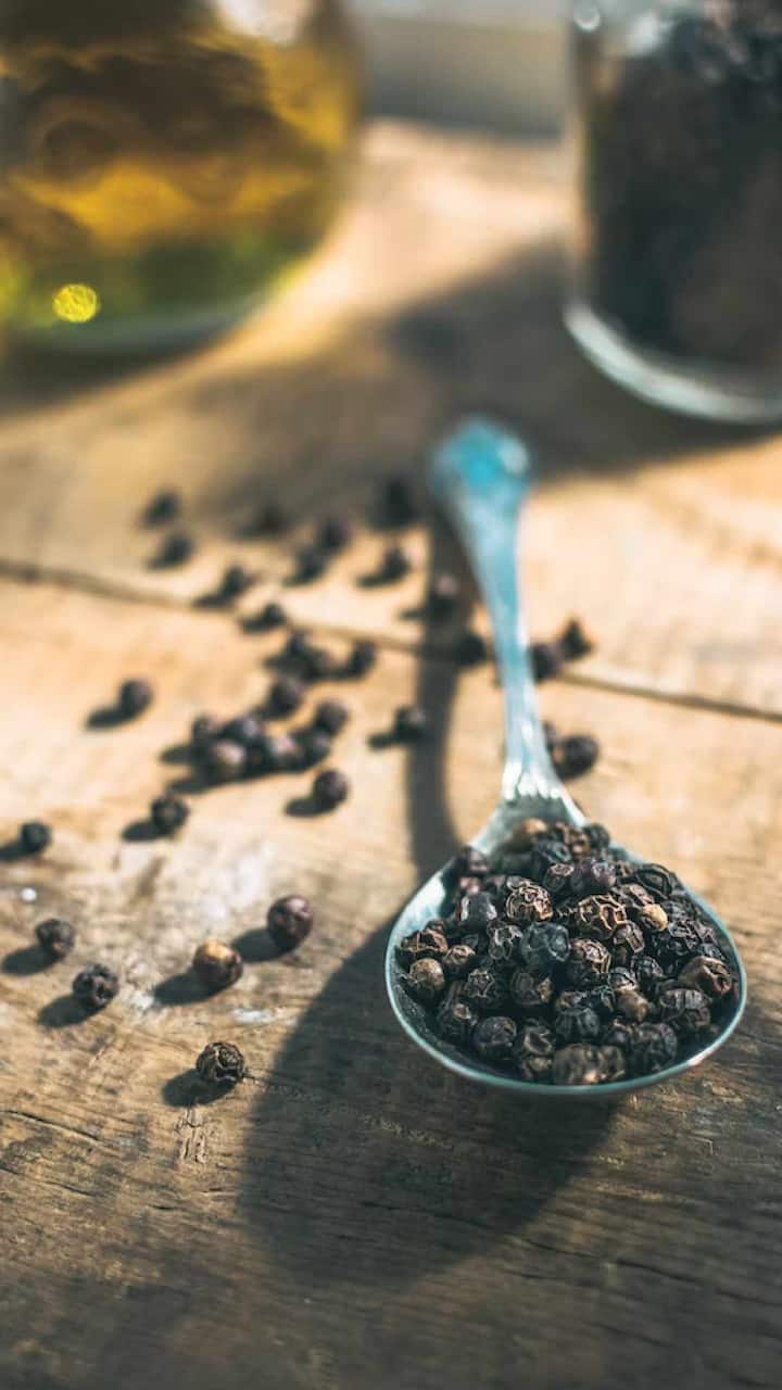 मधुमेहाचे रुग्णही सकाळी रिकाम्या पोटी काळी मिरी खाऊ शकतात. त्यामुळे रक्तातील साखरेची पातळी राखण्यास मदत होते.