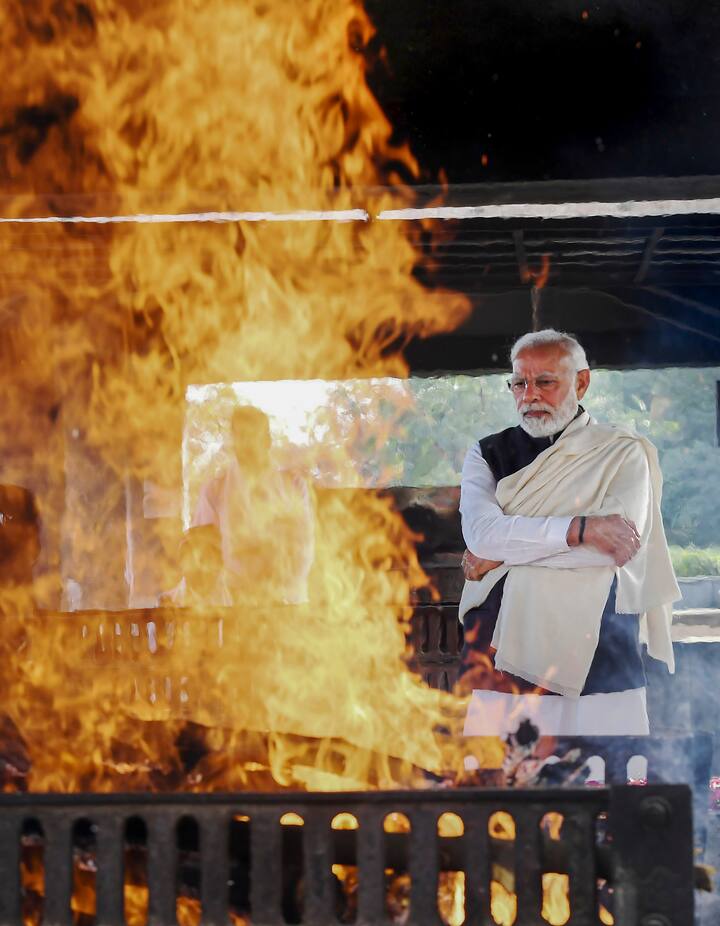 जड अंतःकरणाने पंतप्रधान नरेंद्र मोदी यांनी आईला निरोप दिला.