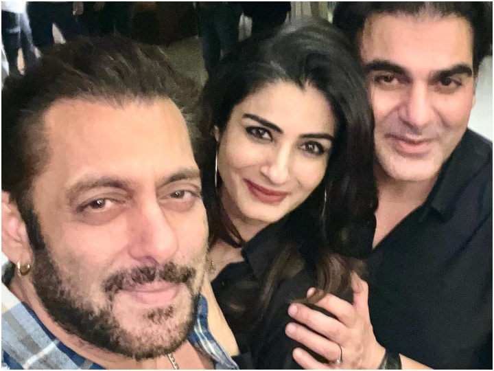 Salman-Raveena Pics:  सलमान खान और रवीना टंडन काफी अच्छे फ्रेंड्स हैं. हाल ही एक्ट्रेस ने खान ब्रदर्स के साथ प्री न्यू ईयर सेलिब्रेट किया. इस रीयूनियन की हैप्पी तस्वीरें भी रवीना ने पोस्ट की हैं.