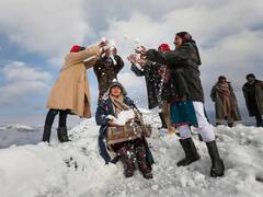 'धरती पर कहीं स्वर्ग है तो कश्मीर में है', बर्फबारी की ताजा तस्वीरें देखकर हो जाएगा यकीन