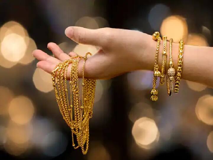 Gold Silver Price Decrease on 30 December 2022 in early trading sessions know sone chandi ke bhav Gold Price Today: साल खत्म होने से पहले सोने-चांदी के भाव में जारी है उठापटक, जानें शुक्रवार में गोल्ड-सिल्वर के लेटेस्ट रेट्स