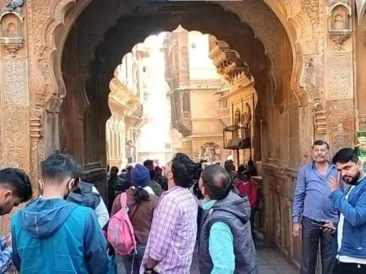 Jaisalmer News: जैसलमेर शहर के पर्यटन स्थलों सोनार दुर्ग,हवेलियां,गड़ीसर,खुहड़ी और सम के धोरों में कदम रखने तक की जगह नहीं बची है. सुबह से लेकर देर शाम तक सैलानियों की आवाजाही बनी हुई है.