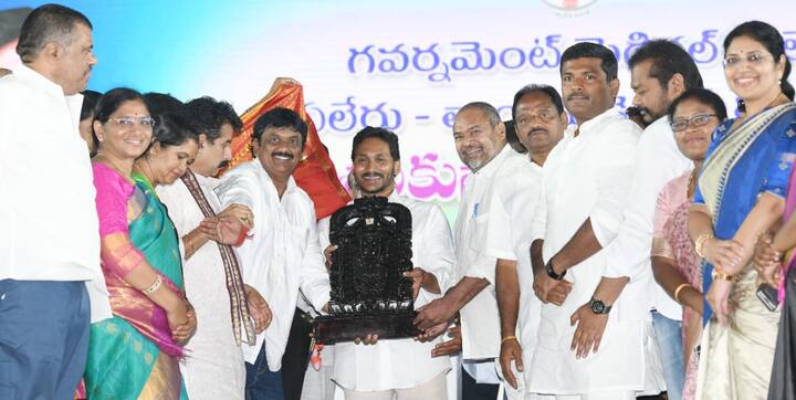 జగన్ కు వెంకటేశ్వర స్వామి వారి చిత్రపటాన్ని బహుకరిస్తున్న ఆర్ నారాయణమూర్తి