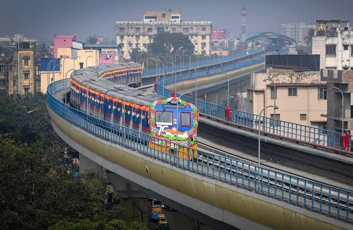 Kolkata Metro: মা মারা যাওয়ায় কলকাতায় না এসে, গুজরাত থেকেই ভার্চুয়ালি মেট্রো পরিষেবার সূচনা করলেন প্রধানমন্ত্রী নরেন্দ্র মোদি।