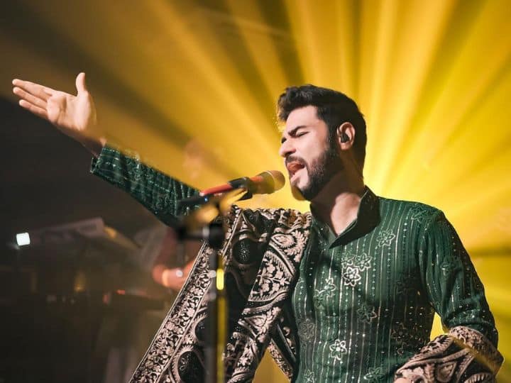 sufi singer bismil furious on indigo airlines staff for throw his music instruments इंडिगो एयरलाइन पर भड़के सूफी सिंगर बिस्मिल, म्यूजिक इंस्ट्रूमेंट को कचरे की तरह फेंकने पर जताई नाराजगी
