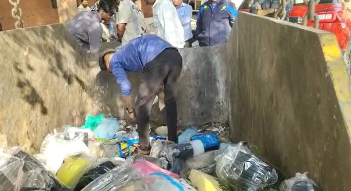प्लॅस्टिक पिशव्याना बंदी असताना ही बाजारात प्लॅस्टिकच्या पिशव्या सर्रासपणे वापरल्या जात आहेत.