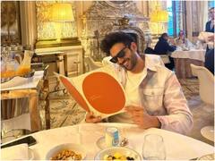 पेरिस के लग्जरी होटल में मेन्यू पढ़ते नजर आए कार्तिक आर्यन, तस्वीर पर फैंस ने मजेदार कमेंट्स किए