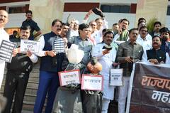 In Pics : महाराष्ट्राचे एकच म्हणणे... द्या हाकलून हे बुजगावणे... घोषणांनी दणाणला विधानभवन परिसर