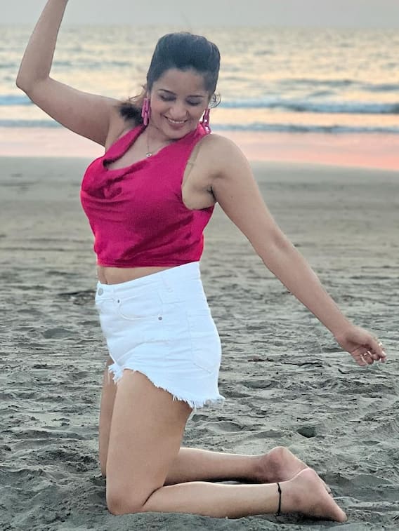 शॉर्ट्स में मोनालिसा का खूबसूरत अंदाज